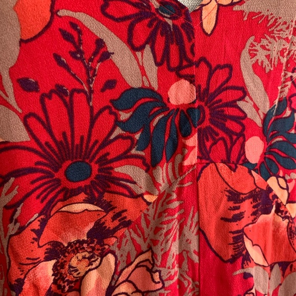 Floral Sleeveless V-Neck Top - Red - Picture 3 of 5